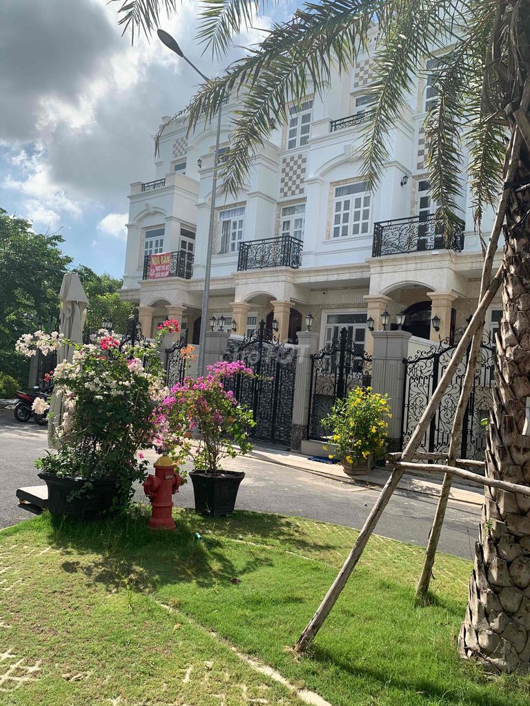 The street is Gimbal Phạm Văn Đồng, house has a three-story vault.