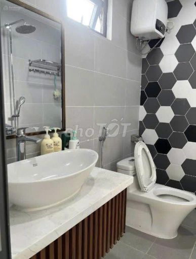 Rent an entire Tân Bình, 100 meters, 5 bedrooms, 25 million a month.