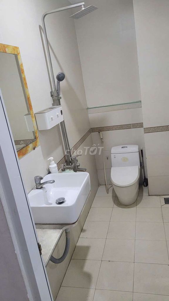 We'll rent a house right now. One foot, two stories, four bedrooms. Three toilets.
