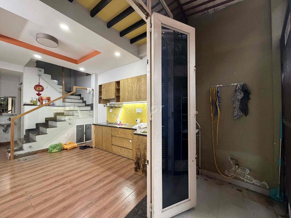 Rent the entire Phạm Viết Chánh place at 28 million a month 3 bedroom 3 bathrooms