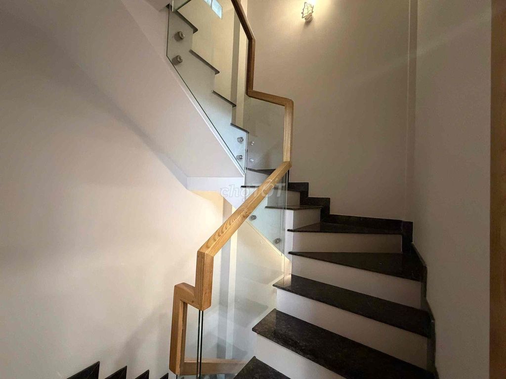 Rent the entire Phạm Viết Chánh place at 28 million a month 3 bedroom 3 bathrooms