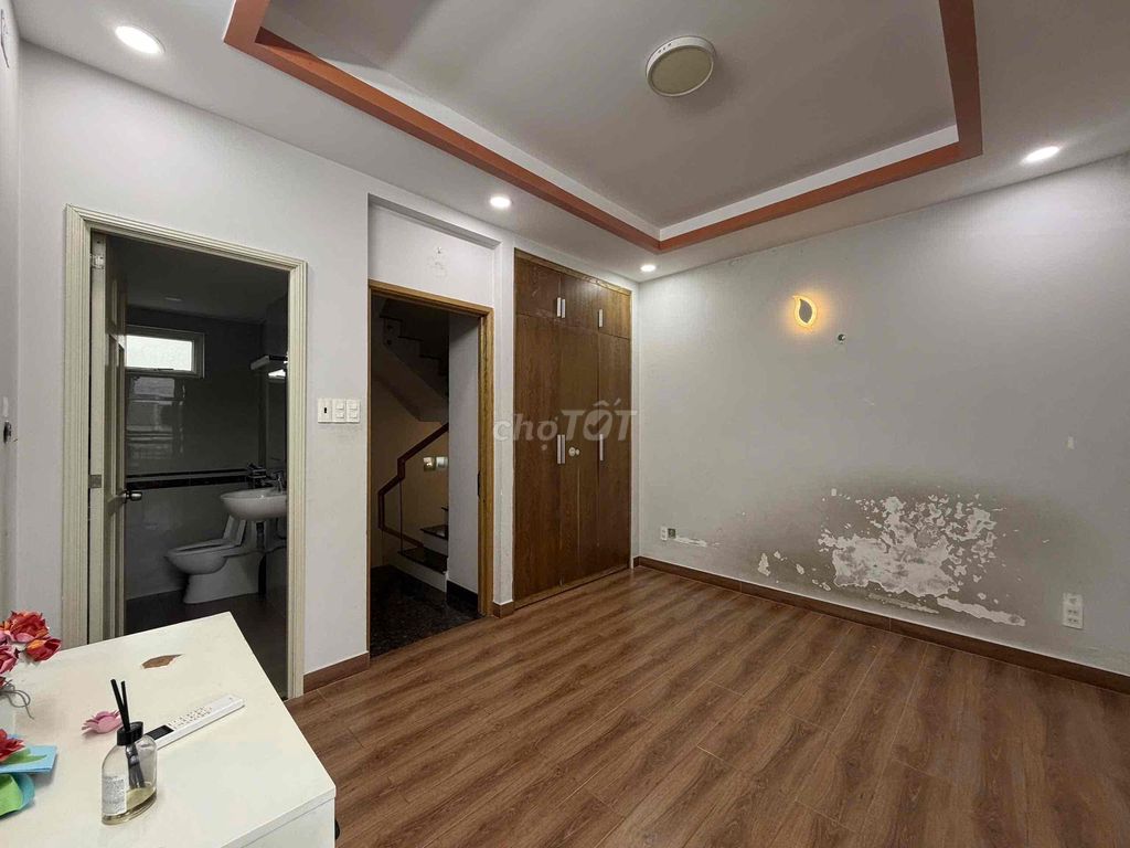 Rent the entire Phạm Viết Chánh place at 28 million a month 3 bedroom 3 bathrooms
