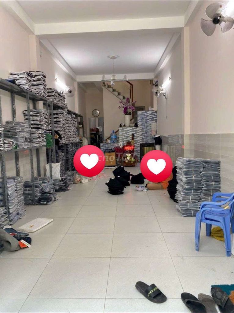 Rent full four bedrooms, three toilets, in the middle of the block.