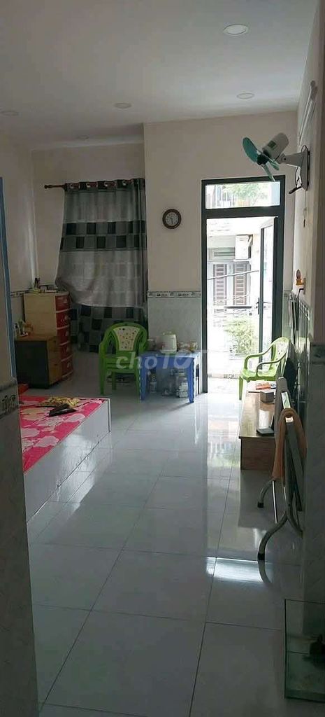 Rent full four bedrooms, three toilets, in the middle of the block.