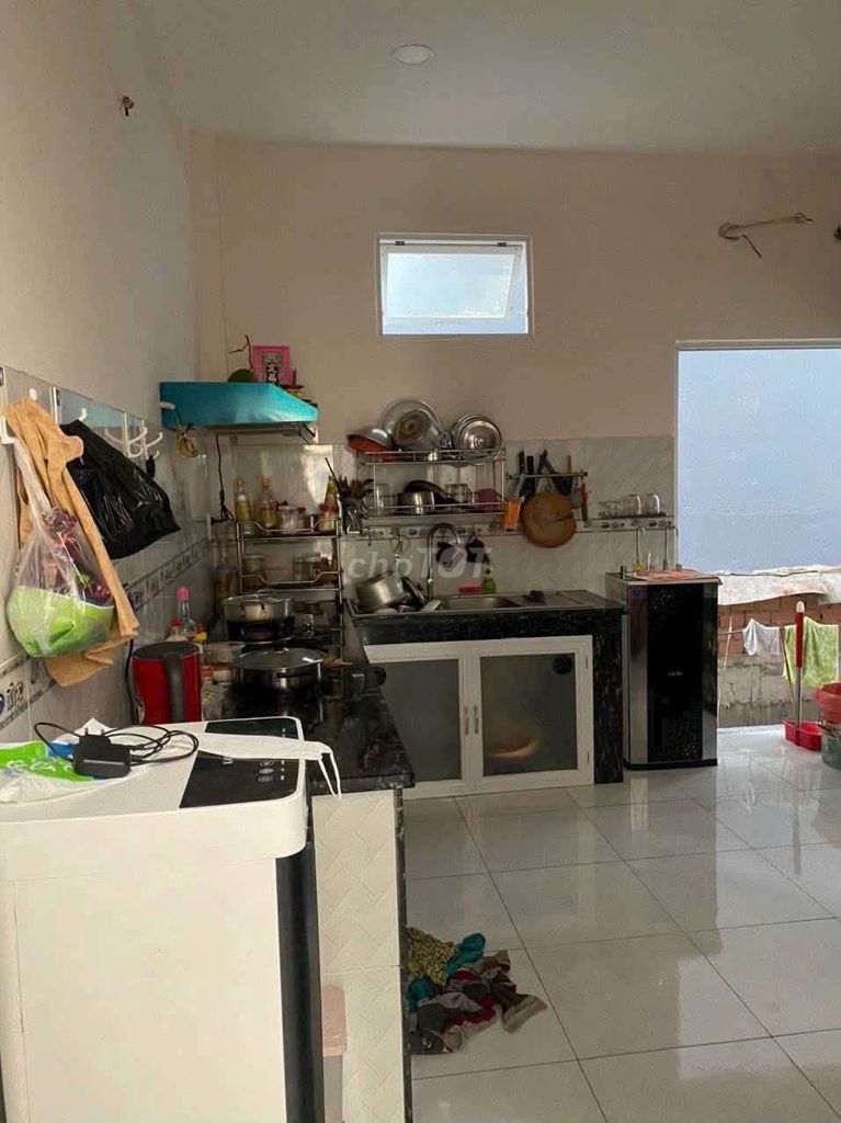 Rent full four bedrooms, three toilets, in the middle of the block.