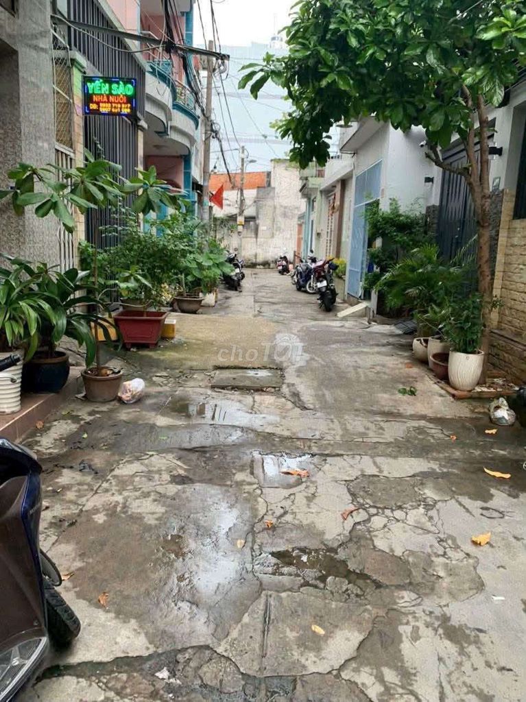 Rent full four bedrooms, three toilets, in the middle of the block.