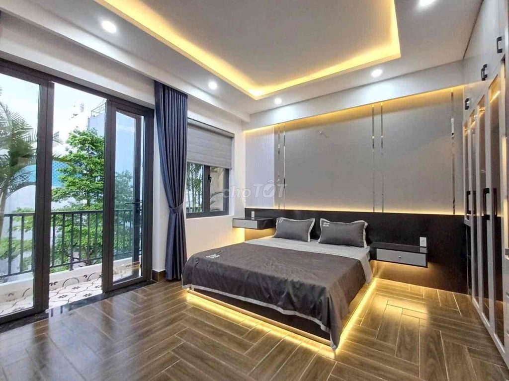 Five bedrooms full of furniture, Vip tx25 cars parked by the door