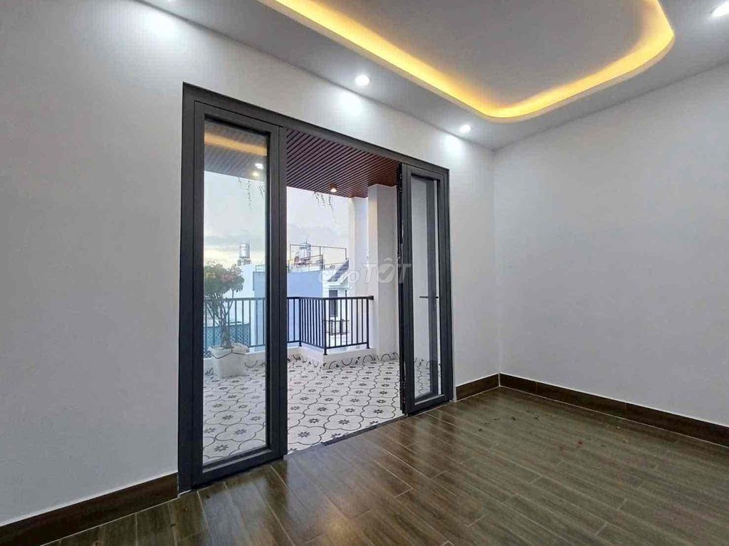 Five bedrooms full of furniture, Vip tx25 cars parked by the door