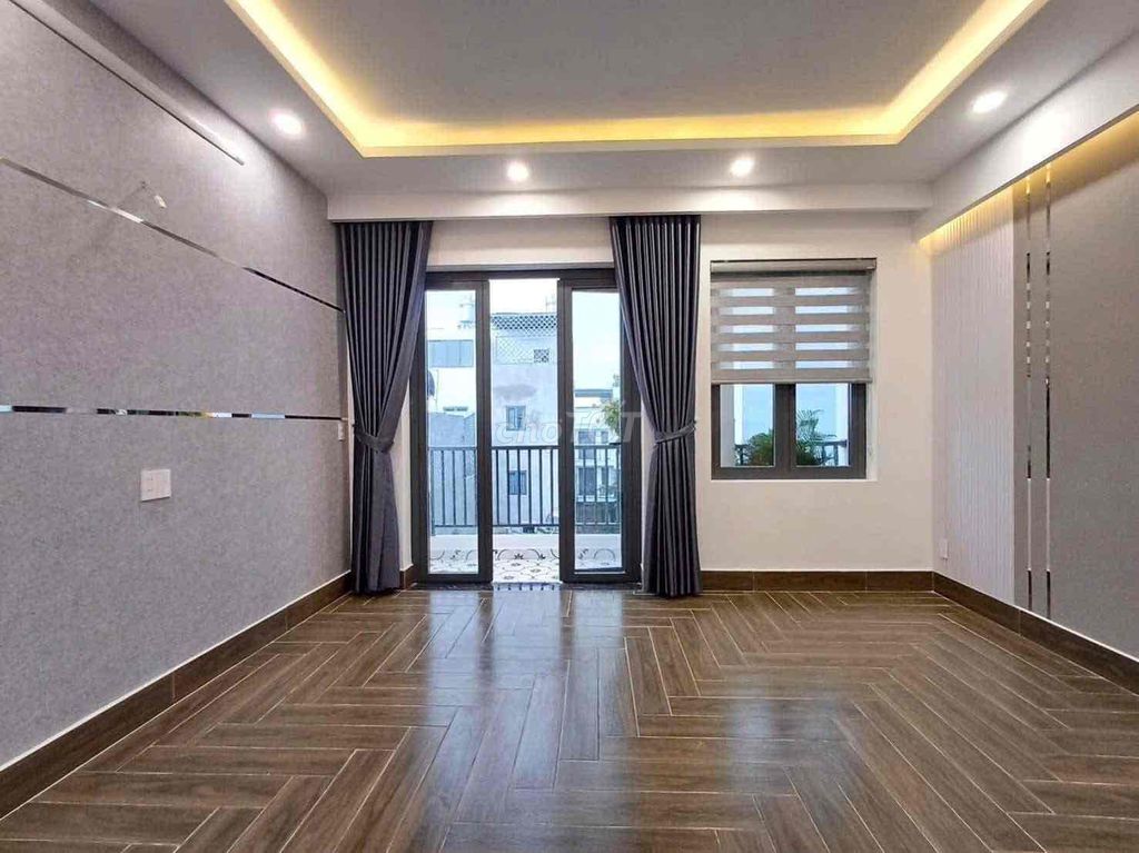 Five bedrooms full of furniture, Vip tx25 cars parked by the door