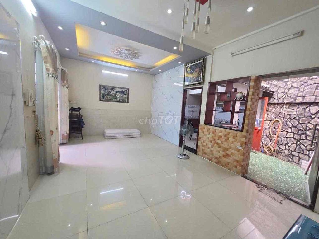 A large home. Two bedrooms. Three toilets. Nguyễn Thượng Hiền. GRI 5. B. Happy