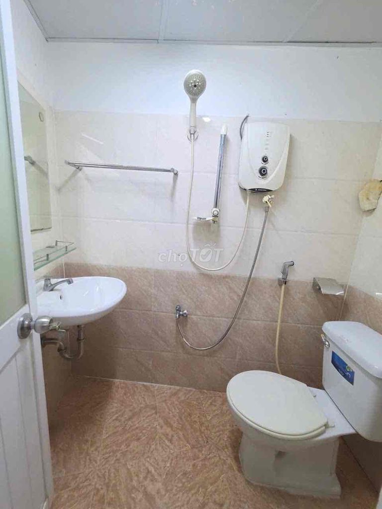 A large home. Two bedrooms. Three toilets. Nguyễn Thượng Hiền. GRI 5. B. Happy
