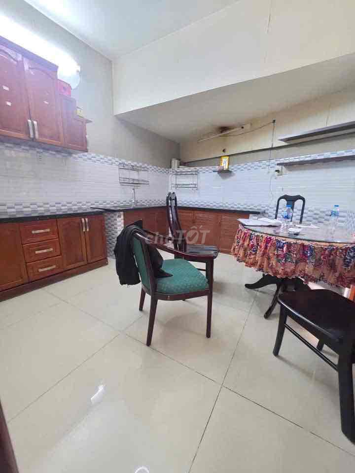 A large home. Two bedrooms. Three toilets. Nguyễn Thượng Hiền. GRI 5. B. Happy