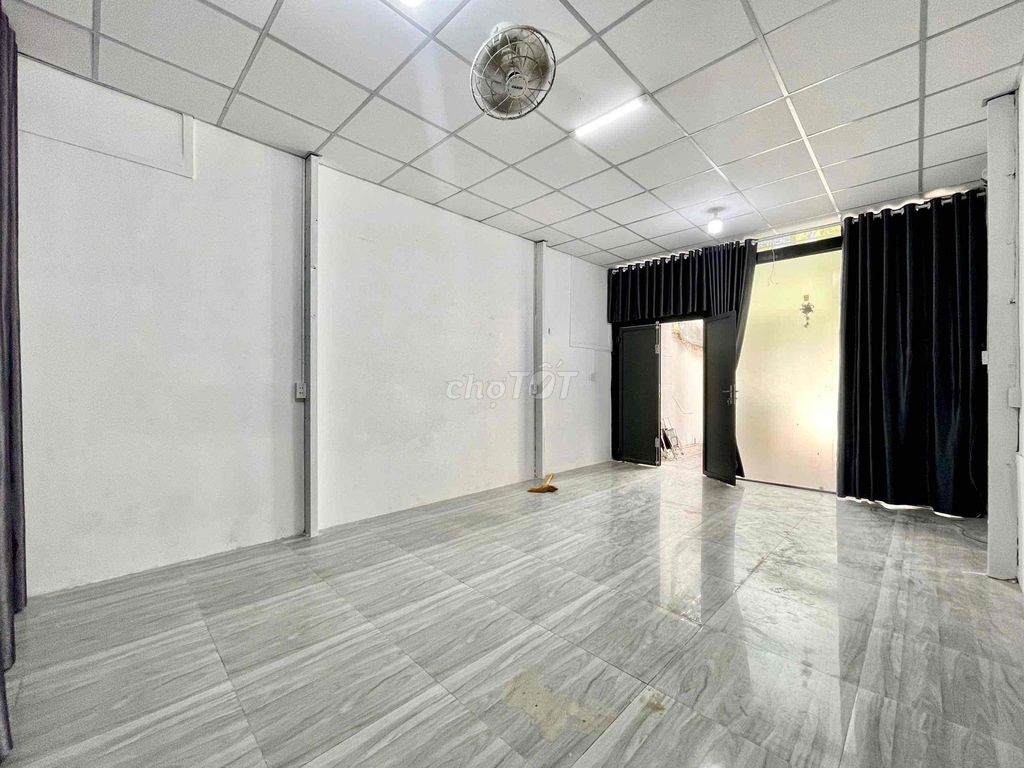 The square root 2 space 150 meters 2 toilets + one living room + the alley to the door
