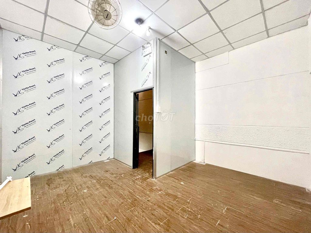 The square root 2 space 150 meters 2 toilets + one living room + the alley to the door