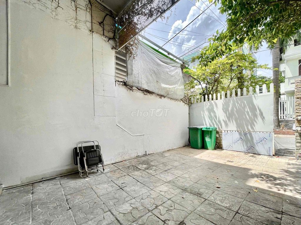 The square root 2 space 150 meters 2 toilets + one living room + the alley to the door