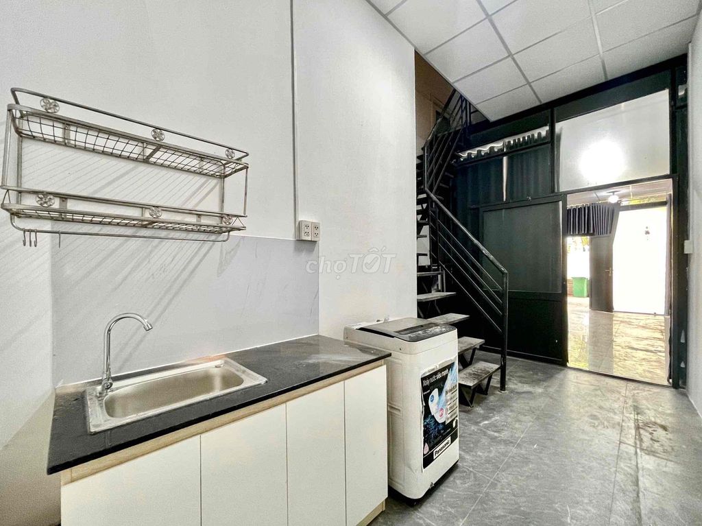 The square root 2 space 150 meters 2 toilets + one living room + the alley to the door