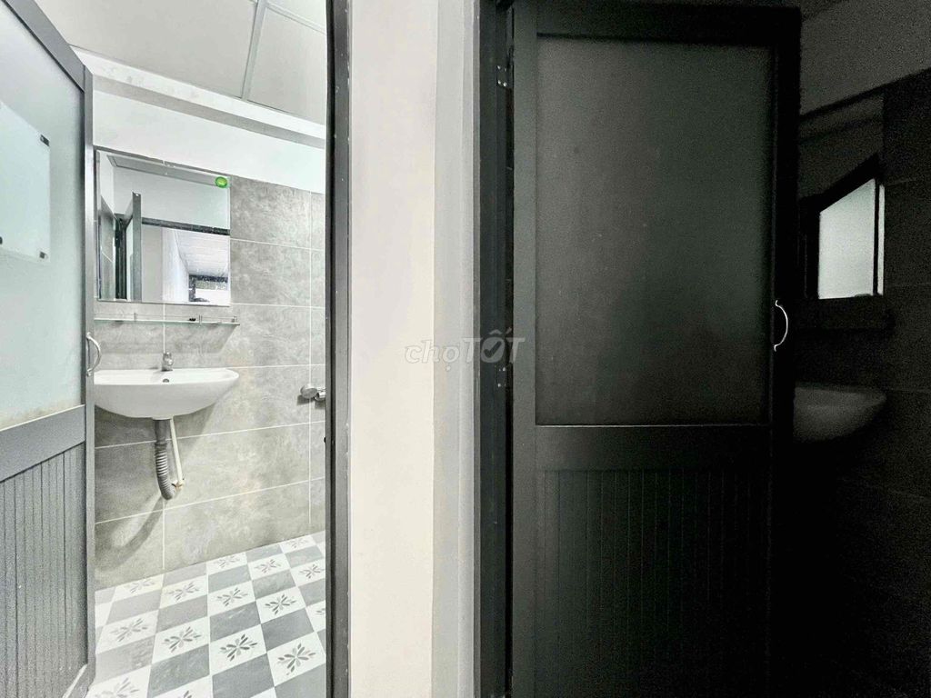The square root 2 space 150 meters 2 toilets + one living room + the alley to the door