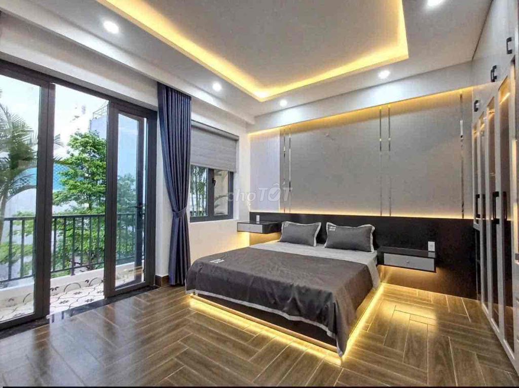 TREE 3 floors 4/4*13; 4 new full - interior bedrooms