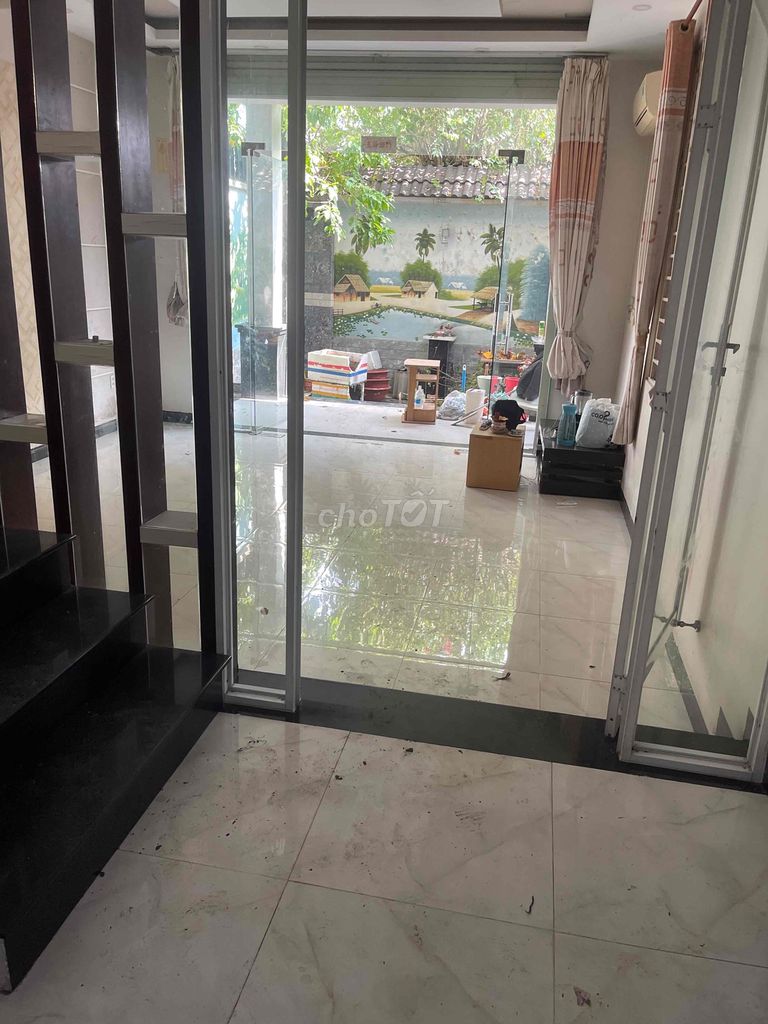 Rent a mini Bà Điểm. There's a garage, four bedrooms.