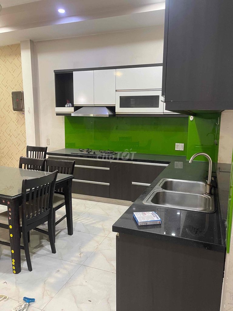 Rent a mini Bà Điểm. There's a garage, four bedrooms.