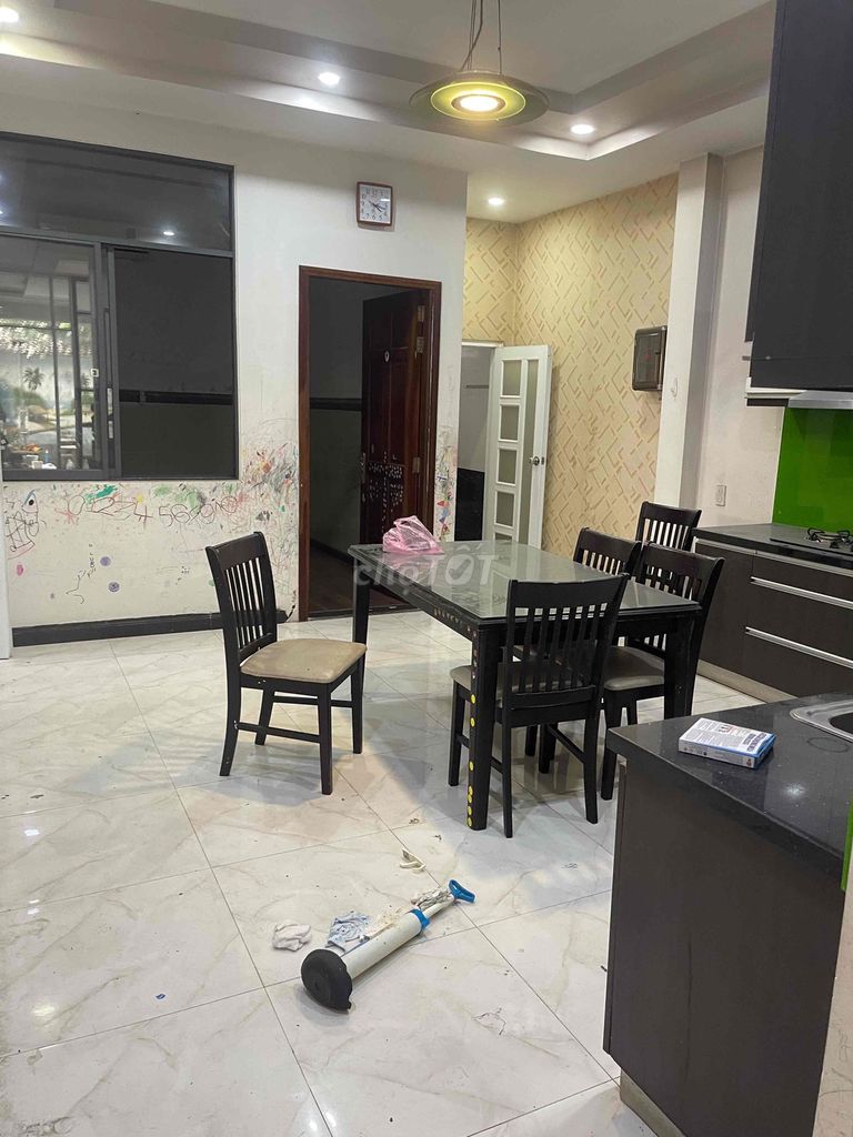 Rent a mini Bà Điểm. There's a garage, four bedrooms.