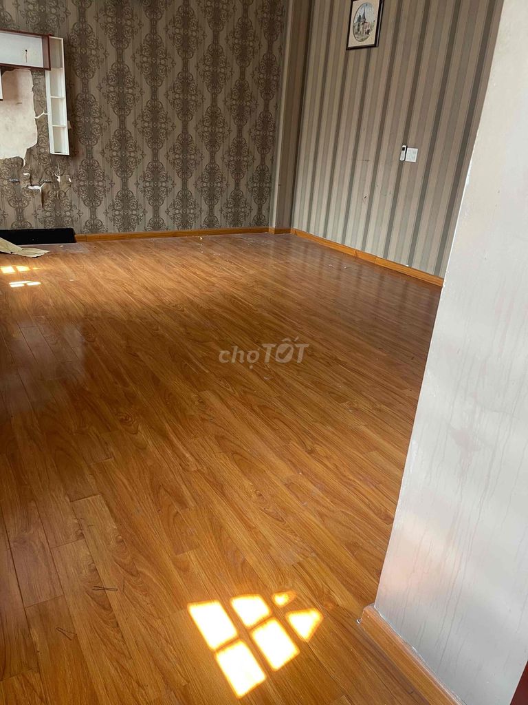 Rent a mini Bà Điểm. There's a garage, four bedrooms.