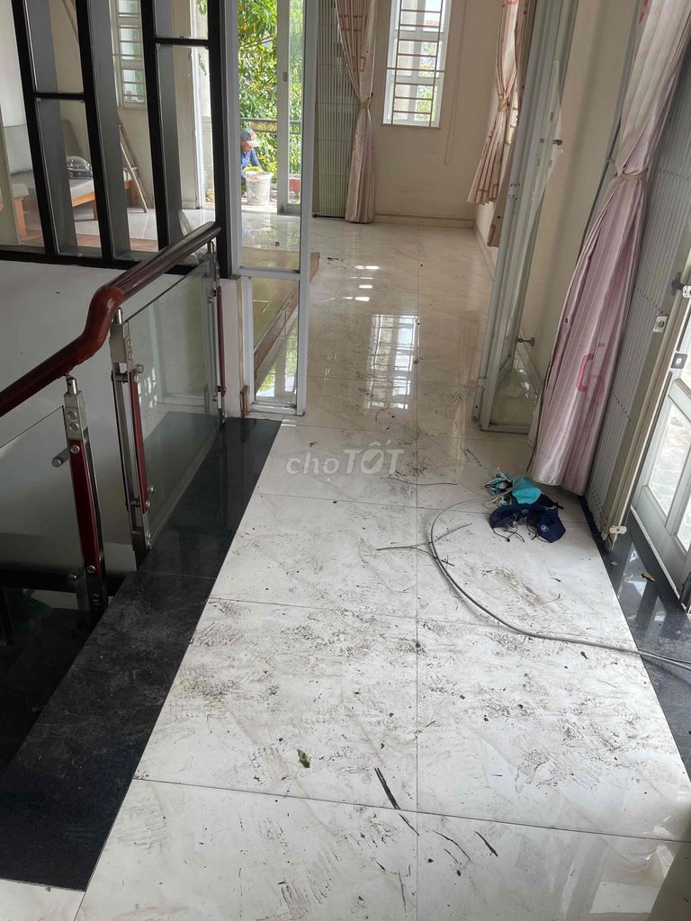 Rent a mini Bà Điểm. There's a garage, four bedrooms.