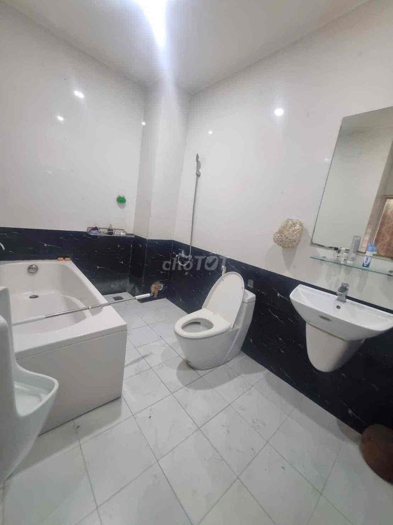 Rent a mini Bà Điểm. There's a garage, four bedrooms.