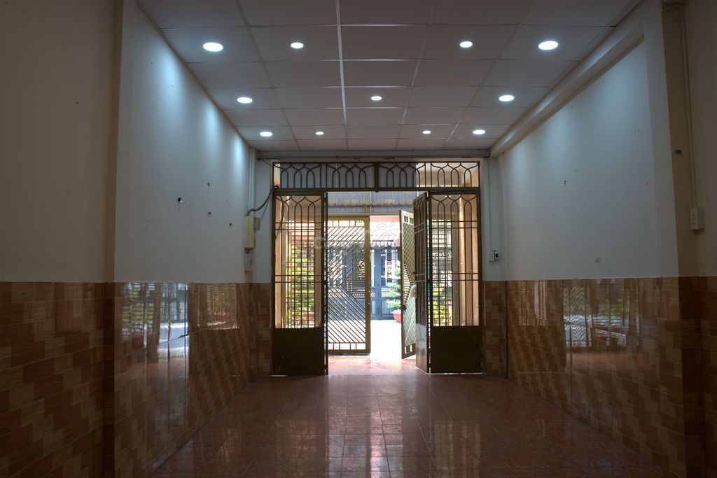 We need to rent a 1 st floor on Thân Nhân Trung Street.