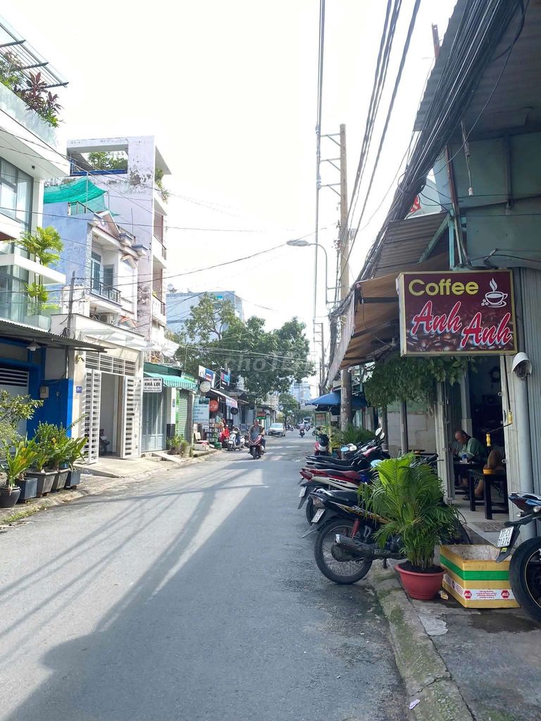 Phan Huy Ích 4 x 8 meters cash surface with a good cold machine