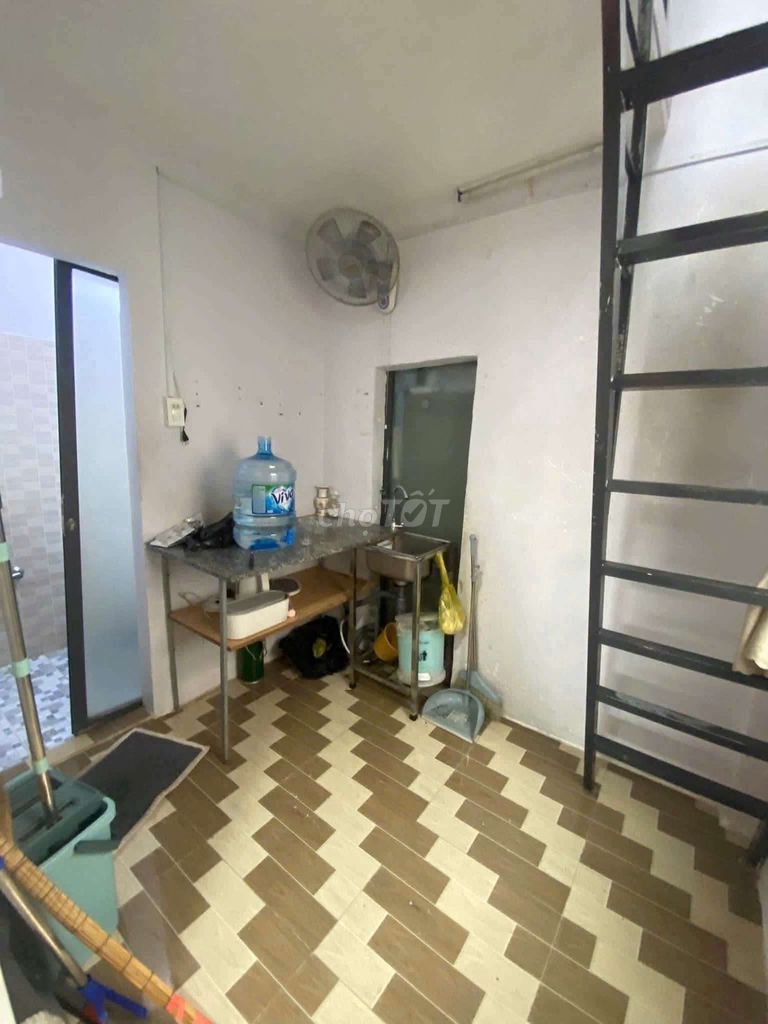 Phan Huy Ích 4 x 8 meters cash surface with a good cold machine