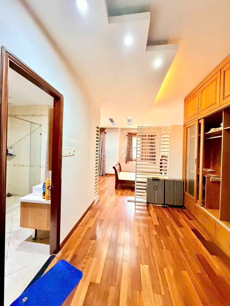 Rent the villa. The missile's got the car vault. The steam room.