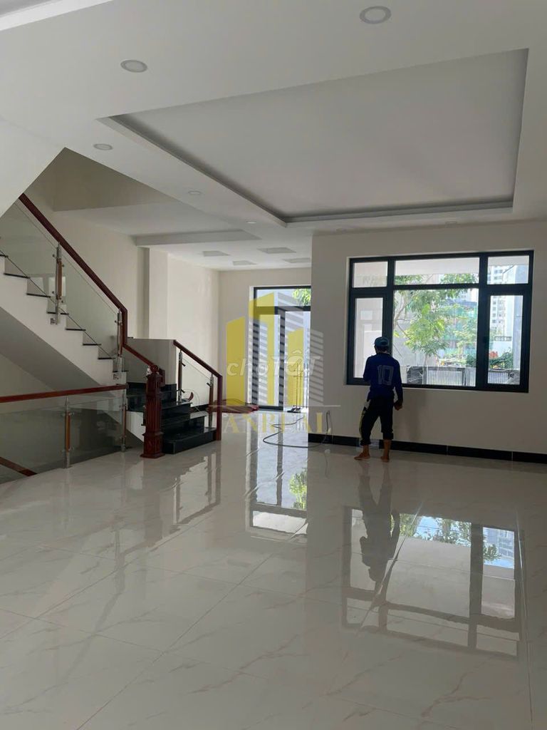Rent the Bát Nànst Street mansion in District 2.