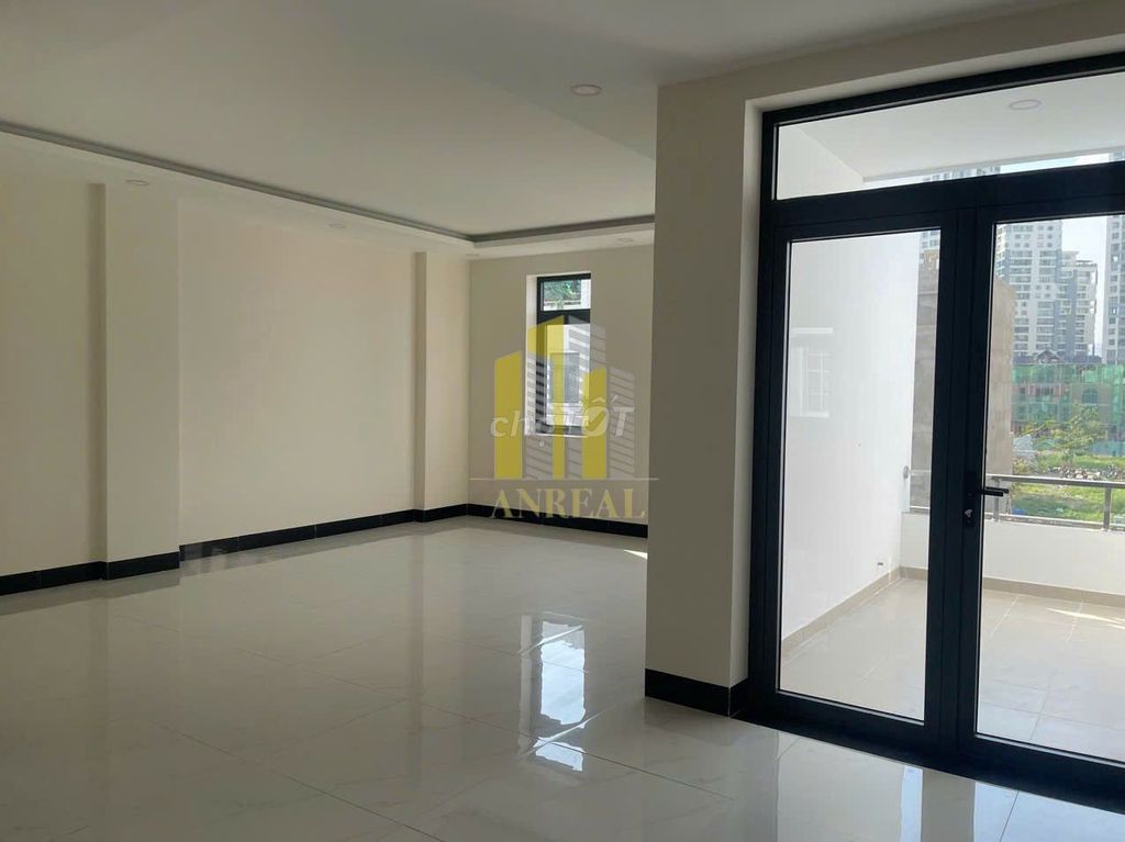 Rent the Bát Nànst Street mansion in District 2.
