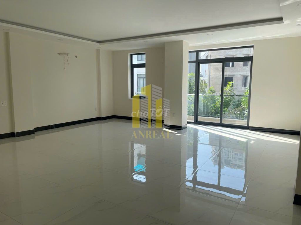 Rent the Bát Nànst Street mansion in District 2.
