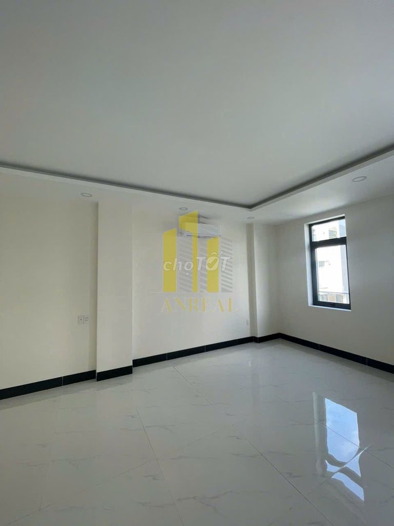 Rent the Bát Nànst Street mansion in District 2.