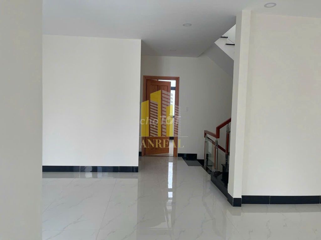 Rent the Bát Nànst Street mansion in District 2.