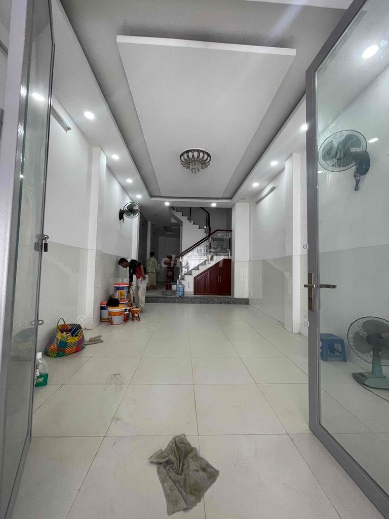 The oil field front. 4 x 20 meters 4th floor bedroom, 7 toilets at a turn.