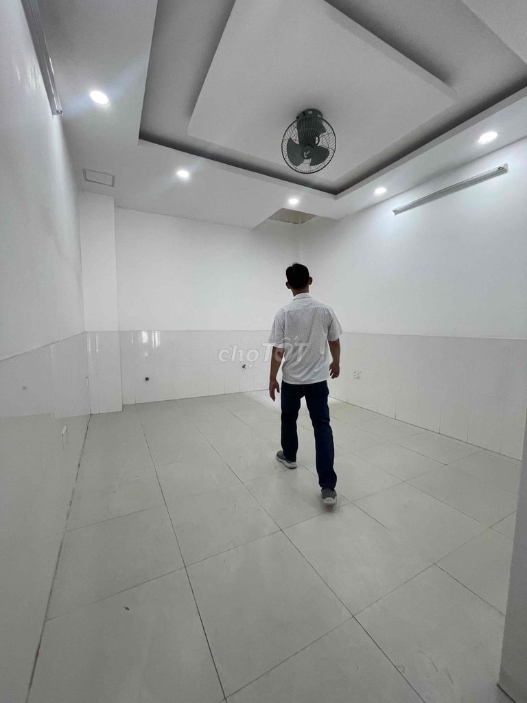 The oil field front. 4 x 20 meters 4th floor bedroom, 7 toilets at a turn.