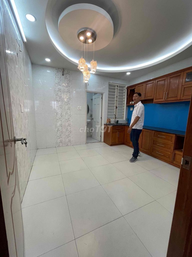 The oil field front. 4 x 20 meters 4th floor bedroom, 7 toilets at a turn.