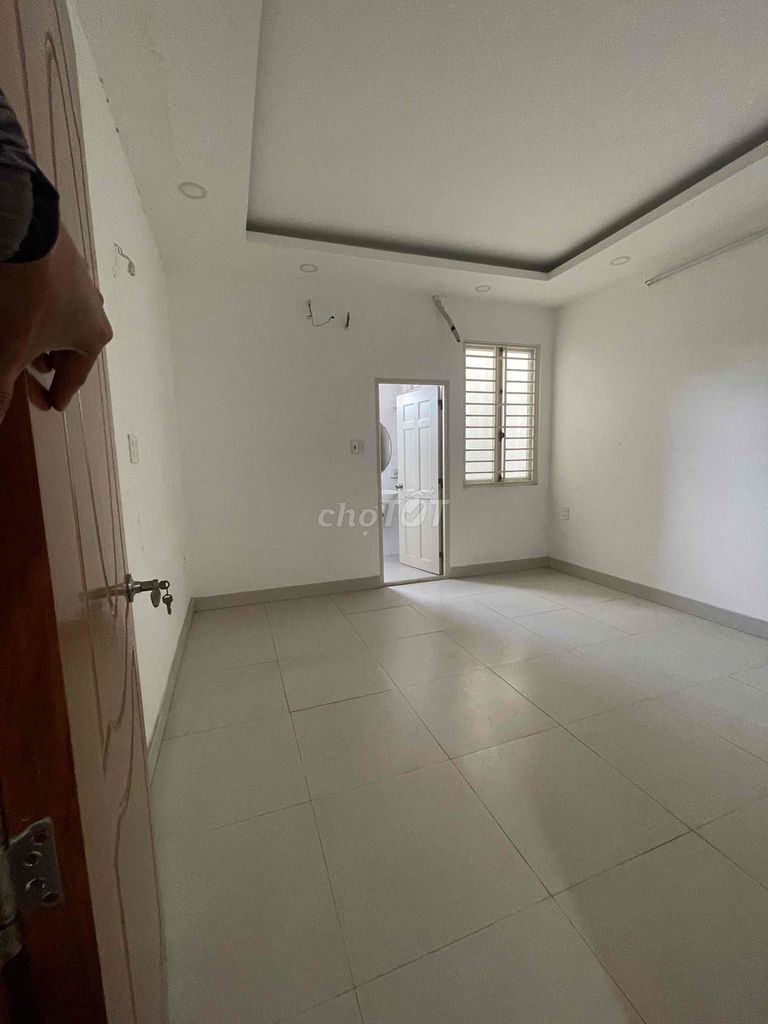 The oil field front. 4 x 20 meters 4th floor bedroom, 7 toilets at a turn.