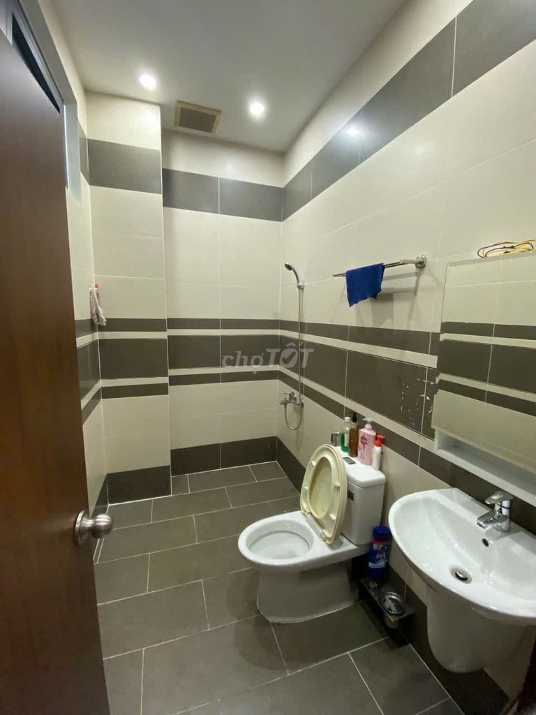 Rent a Tên Lửa - full interior