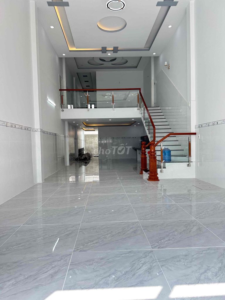 Renting the Pre-Steve Front House... 5 x 30 meters new everything.