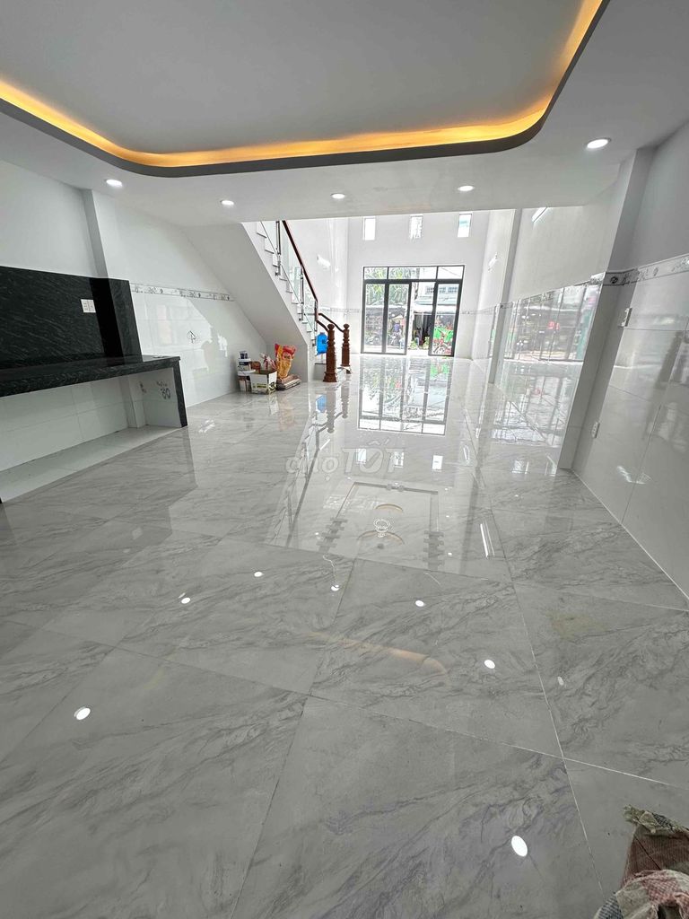 Renting the Pre-Steve Front House... 5 x 30 meters new everything.