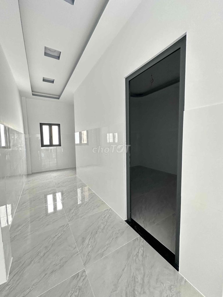 Renting the Pre-Steve Front House... 5 x 30 meters new everything.
