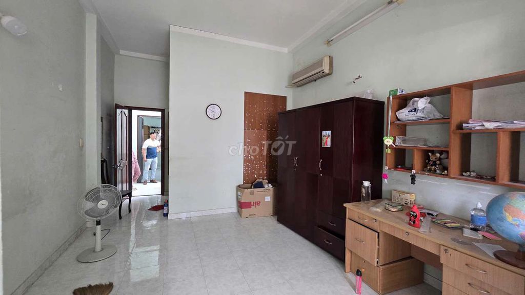 Rent a house on the front floor of the block. Three bedrooms for 20 million.