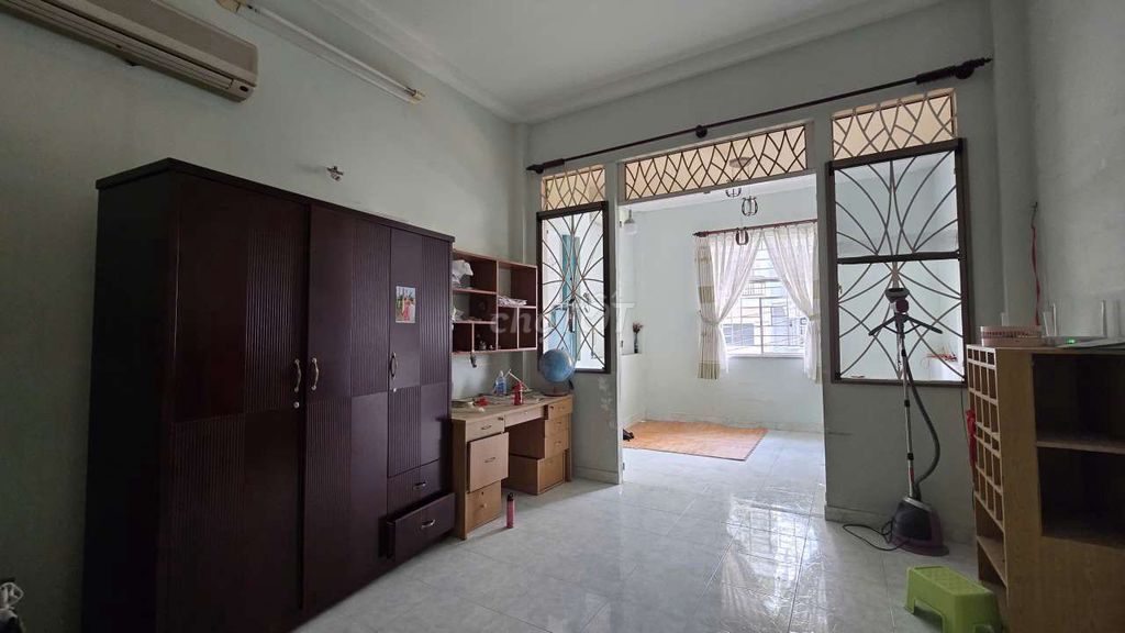 Rent a house on the front floor of the block. Three bedrooms for 20 million.
