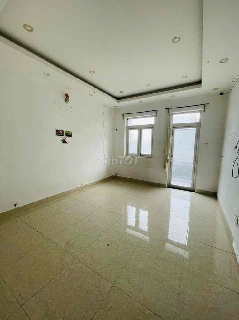 Rent a business cash house near the small market. 1 st. 1st floor. 2th bedroom.