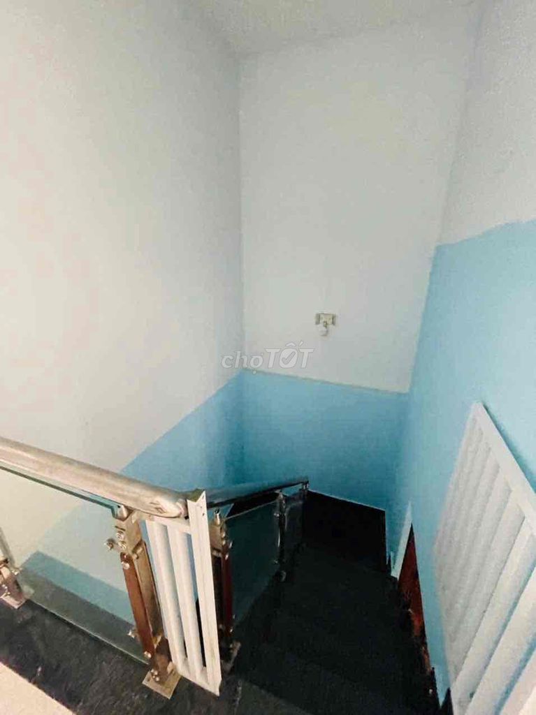 Rent a business cash house near the small market. 1 st. 1st floor. 2th bedroom.
