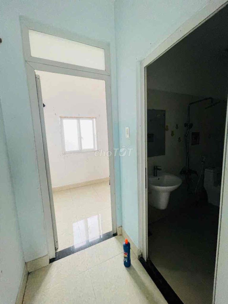 Rent a business cash house near the small market. 1 st. 1st floor. 2th bedroom.